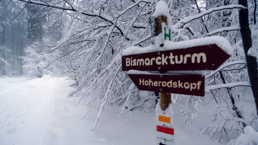 Winterwandern-Höhenrundweg-Wegweiser